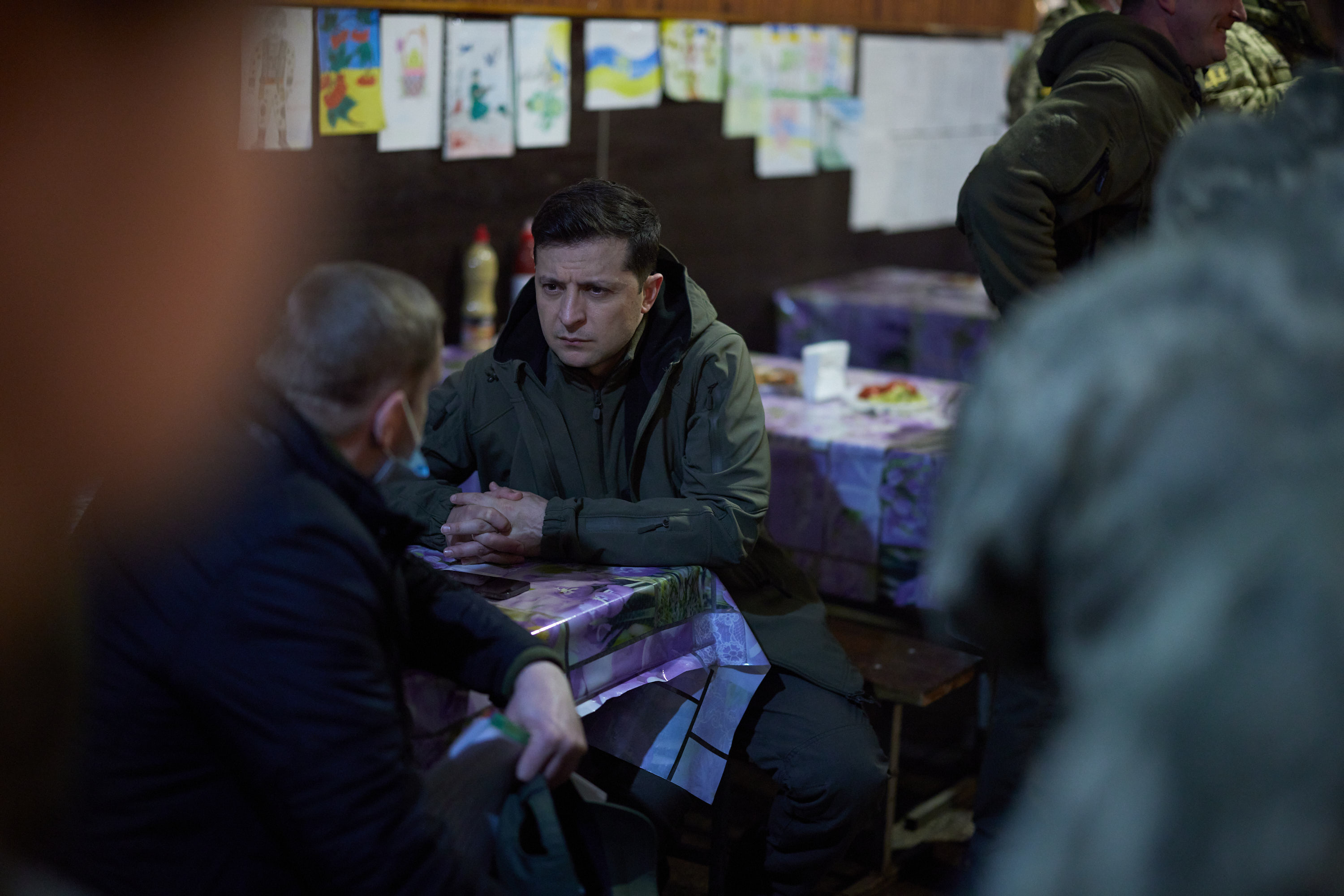 Під час поїздки на Донбас Президент Володимир Зеленський відвідав українські позиції на передовій. Також Глава держави пообідав разом з військовослужбовцями у солдатській їдальні та поспілкувався з бійцями, 8 квітня 2021 року.