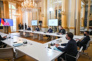 Під час робочого візиту до Франції Президент Володимир Зеленський обговорив безпекову ситуацію на сході України з Президентом Еммануелем Макроном та канцлером Німеччини Ангелою Меркель, яка брала участь у зустрічі у форматі відеозв’язку, 16 квітня 2021 року.