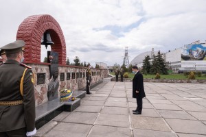 Президент України Володимир Зеленський поклав квіти до пам'ятника Героям Чорнобиля, який розташовано біля енергоблока ЧАЕС, на якому у 1986 році стався вибух, 26 квітня 2021 року 
