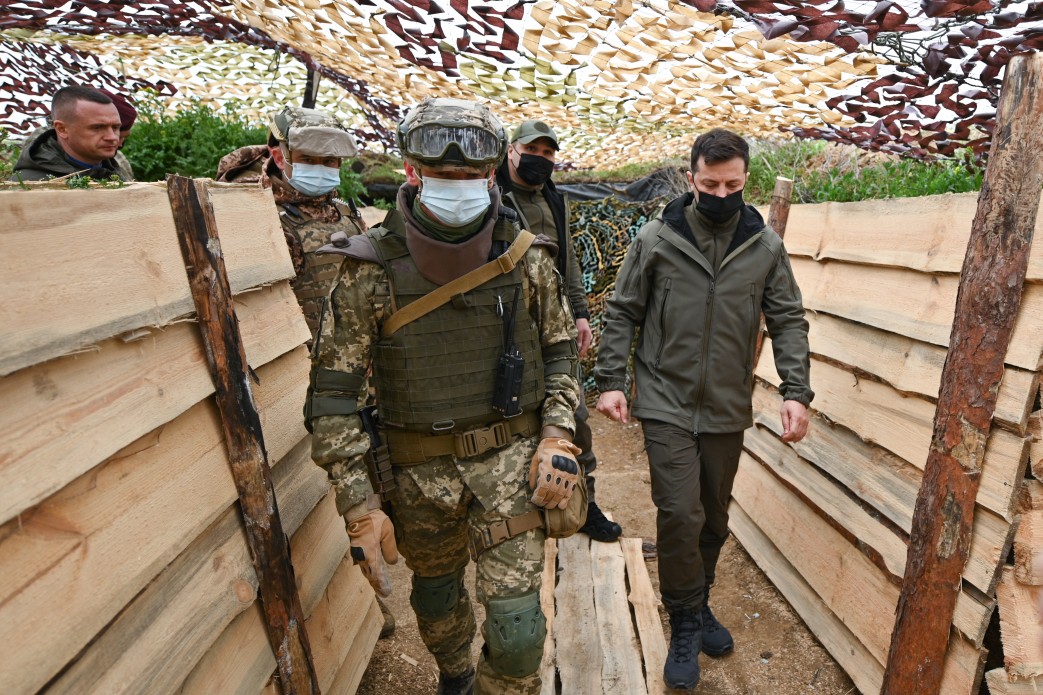 Під час робочої поїздки до Херсонської області Президент Володимир Зеленський відвідав передові позиції українських військових на адмінмежі з тимчасово окупованим Кримом. Глава держави оглянув бліндаж та окопи й поспілкувався з бійцями, які несуть тут службу, 27 квітня 2021 року
