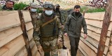 Під час робочої поїздки до Херсонської області Президент Володимир Зеленський відвідав передові позиції українських військових на адмінмежі з тимчасово окупованим Кримом. Глава держави оглянув бліндаж та окопи й поспілкувався з бійцями, які несуть тут службу, 27 квітня 2021 року