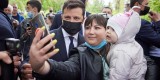 Під час робочої поїздки на Луганщину Президент Володимир Зеленський поспілкувався з мешканцями смт Мілове та привітав їх з прийдешнім Днем перемоги над нацизмом, 8 травня 2021 року