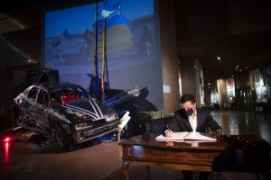 У День перемоги над нацизмом Президент Володимир Зеленський відвідав Національний музей історії України у Другій світовій війні та зробив запис у книзі почесних гостей, у якому подякував колективу музею за збереження нашої історії, 9 травня 2021 року