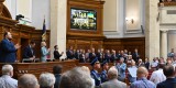 Президент України Володимир Зеленський взяв участь в урочистому засіданні Верховної Ради з нагоди 25-ї річниці Конституції України. У своєму виступі Глава держави повідомив, що вносить до парламенту як невідкладний законопроект про великий Державний герб України, 28 червня 2021 року.