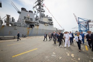 В Одесі Президент України Володимир Зеленський відвідав американський есмінець «Росс», який бере участь у міжнародних військово-морських навчаннях «Сі Бриз – 2021», та поспілкувався з командувачем 6-го флоту Військово-Морських Сил США віце-адміралом Юджином Блеком, 4 липня 2021 року