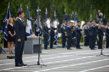 Володимир Зеленський привітав колектив Національної академії внутрішніх справ зі 100-річчям заснування закладу та вручив випускникам дипломи з відзнакою