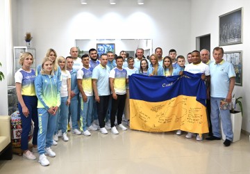 Президент передав спортсменам-олімпійцям український прапор, який підписали захисники України