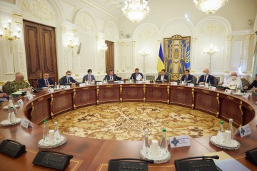 Під головуванням Президента Володимира Зеленського відбулося засідання РНБО, на якому розглянуто питання декларування подвійного громадянства та розробки системи моніторингу олігархів