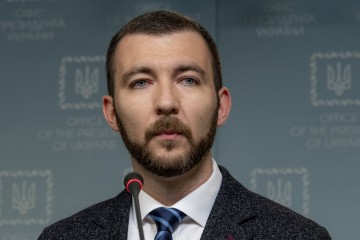 За рік від запровадження режиму припинення вогню на Донбасі стало вдвічі менше обстрілів і загиблих, Глава держави робить усе для встановлення миру на сході України – прес-секретар Президента