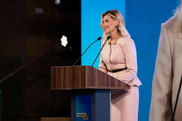 На Всеукраїнському форумі «Україна 30» Олена Зеленська презентувала 26-й україномовний аудіогід