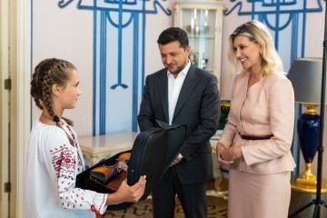 Володимир та Олена Зеленські зустрілися з родиною Тетяни Тулайдан, яка врятувала чотирьох дітей під час повені на заході України