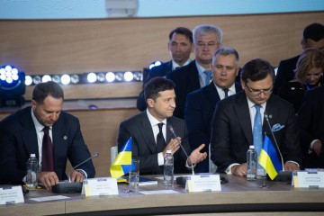 Окупація Криму починалася в Москві, деокупація почалась у Києві – Володимир Зеленський на саміті Кримської платформи