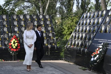 The presidential couple honored the Heroes of the Heavenly Hundred