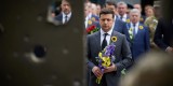Президент України Володимир Зеленський взяв участь у церемонії вшанування пам’яті захисників, які загинули в боротьбі за незалежність, суверенітет і територіальну цілісність нашої країни. Глава держави поклав квіти до Дзвона пам'яті біля будівлі Міністерства оборони у Києві та присвоїв звання Героя України двом загиблим захисникам, 29 серпня 2021 року
