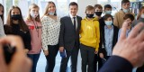 Під час робочої поїздки до Луганської області Президент України Володимир Зеленський ознайомився з роботою першого в Україні Центру культурних послуг для громади, який було створено на заміну старому сільському клубу. На базі цього Центру працюють новітня бібліотека, зони для тренінгів та семінарів, зона з IT- та робототехнікою, внутрішній і зовнішній кінотеатри, 15 жовтня 2021 року.