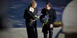 У межах робочої поїздки на Черкащину Президент України Володимир Зеленський і перша леді Олена Зеленська вшанували пам’ять класика української літератури, письменника, мислителя, художника Тараса Шевченка й поклали квіти до могили Кобзаря на Тарасовій горі в Каневі, 20 жовтня 2021 року. 