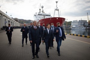 Під час робочої поїздки на Одещину Президент України Володимир Зеленський оглянув придбаний коштом держави криголам «Ноосфера», який забезпечуватиме логістику для української антарктичної станції «Академік Вернадський», 29 жовтня 2021 року.