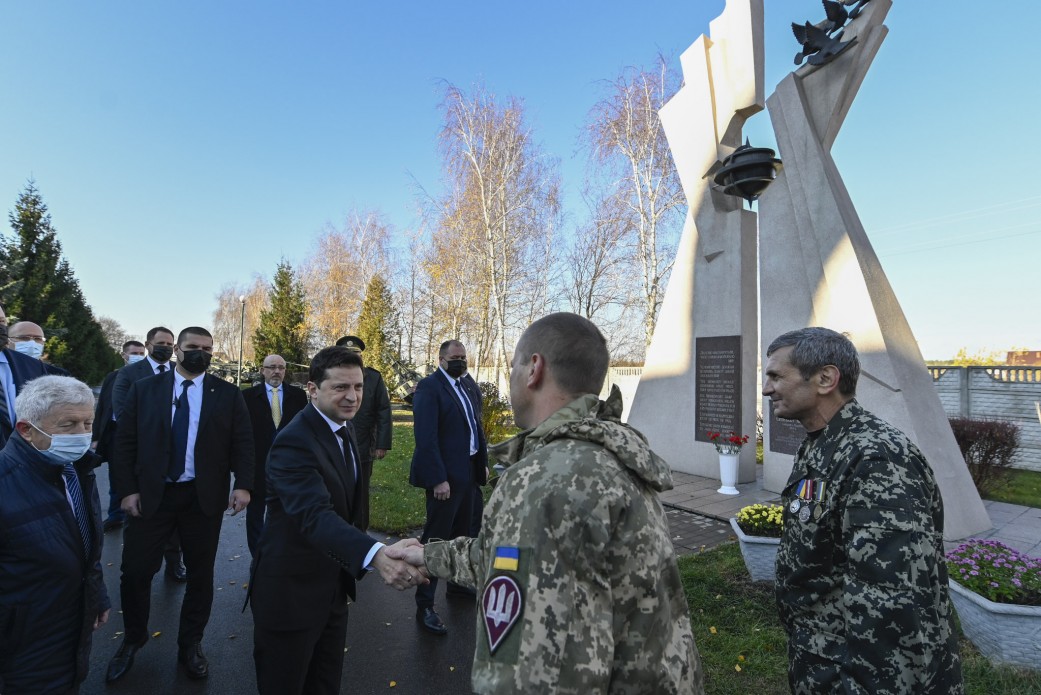 У 78-му річницю визволення Києва від нацистських окупантів, перебуваючи на території Національного музею-заповідника «Битва за Київ у 1943 році» на Київщині, Президент Володимир Зеленський поспілкувався з учасниками бойових дій на сході України – братами Олександром та Андрієм Мережками, у родині яких два покоління чоловіків є учасниками двох різних воєн: Другої світової та війни за незалежність і територіальну цілісність України, 6 листопада 2021 року.