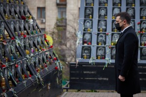 У День Гідності та Свободи Президент Володимир Зеленський встановив лампадку до хреста на Алеї Героїв Небесної Сотні у Києві, вшановуючи пам'ять загиблих активістів Майдану, 21 листопада 2021 року.