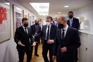 В Брюсселе состоялась трехсторонняя встреча Президента Украины Владимира Зеленского с Федеральным канцлером Германии Олафом Шольцем и Президентом Франции Эммануэлем Макроном. Собеседники договорились приложить все усилия для достижения реального прогресса в стабилизации ситуации на Донбассе и призвали российскую сторону к возобновлению конструктивной работы в Нормандском формате, 15 декабря 2021 года. 