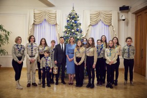 Учасники Національної організації скаутів України та Асоціації гайдів України передали Президенту Володимиру Зеленському та його дружині Олені Вифлеємський вогонь, 17 грудня 2021 року. 