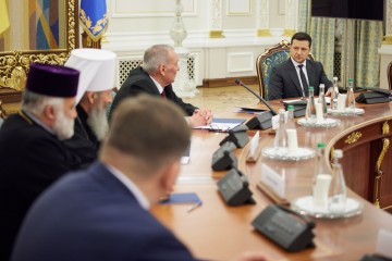 Head of state meets with representatives of Ukrainian Council of Churches, signs law on military chaplains