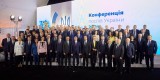 Президент України Володимир Зеленський взяв участь у конференції послів України «Дипломатія 30. Стратегія сильної держави», яка відбувається в Гуті Івано-Франківської області. Глава держави наголосив, що зовнішня політика України має бути швидкою, креативною, амбітною та результативною, 21 грудня 2021 року.