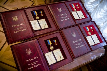 Президент вручив орден «Золота Зірка» родинам загиблих військових