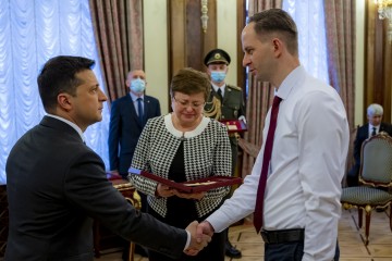 Президент вручив орден «Золота Зірка» родинам загиблих військових, яким посмертно присвоєно звання Героя України