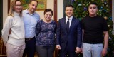 Президент України Володимир Зеленський напередодні новорічних свят зустрівся з уродженцем селища Солотвино Закарпатської області, 17-річним Василем Ковачем. Хлопець мріяв сфотографуватися з Главою держави після того, як подолає важке онкозахворювання, 30 грудня 2021 року. 