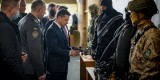 Президент України Володимир Зеленський взяв участь в урочистостях з нагоди 30-ї річниці створення Управління державної охорони. Глава держави ознайомився зі зразками озброєння, мінно-вибуховими пристроями, спецспорядженням та засобами зв’язку, які перебувають на озброєнні УДО, 15 січня 2022 року.