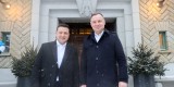 Президент України Володимир Зеленський відвідав з візитом Польщу, де зустрівся зі своїм польським колегою Анджеєм Дудою у державній резиденції «Вісла». Лідери провели низку зустрічей, під час яких обговорили весь спектр важливих для двох країн питань і спільних викликів. Володимир Зеленський відзначив продуктивність перемовин, 21 січня 2022 року.