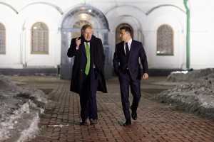 Президент України Володимир Зеленський і Прем’єр-міністр Великої Британії Борис Джонсон, який перебуває в нашій країні з робочим візитом, відвідали Національний заповідник «Софія Київська». Прем’єр-міністр Великої Британії зробив запис у книзі відвідувачів собору, 1 лютого 2022 року