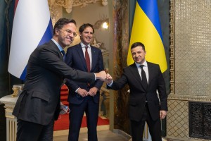 Президент України Володимир Зеленський зустрівся з Прем'єр-міністром Нідерландів Марком Рютте, який прибув у нашу країну з робочим візитом. Це перший візит голови нідерландського уряду до України за останні 17 років, 2 лютого 2022 року.