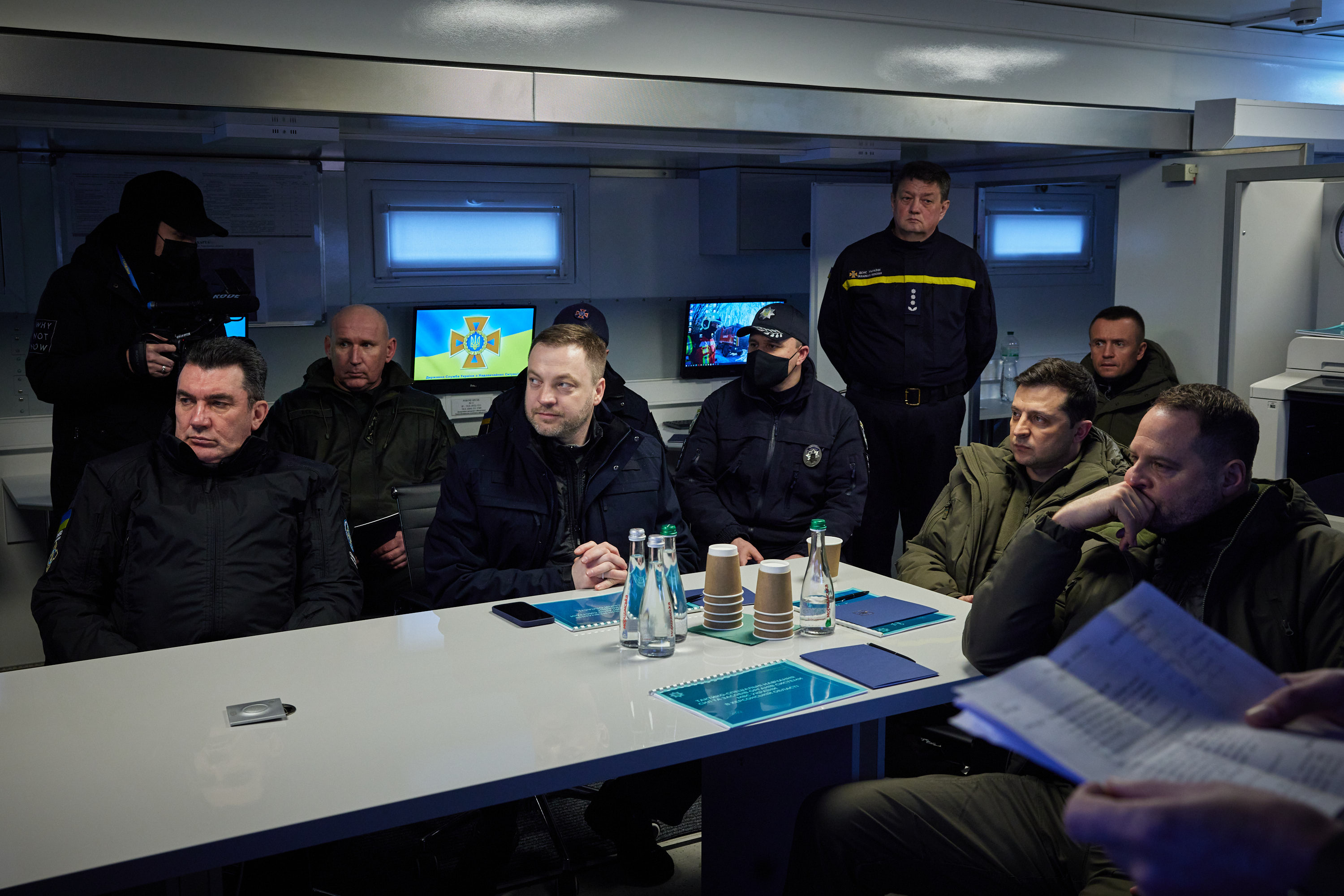 Конец украины. Милиция Украины 2022. Зеленский в бункере. Зеленский в Херсонской области. Новости Украины конец.