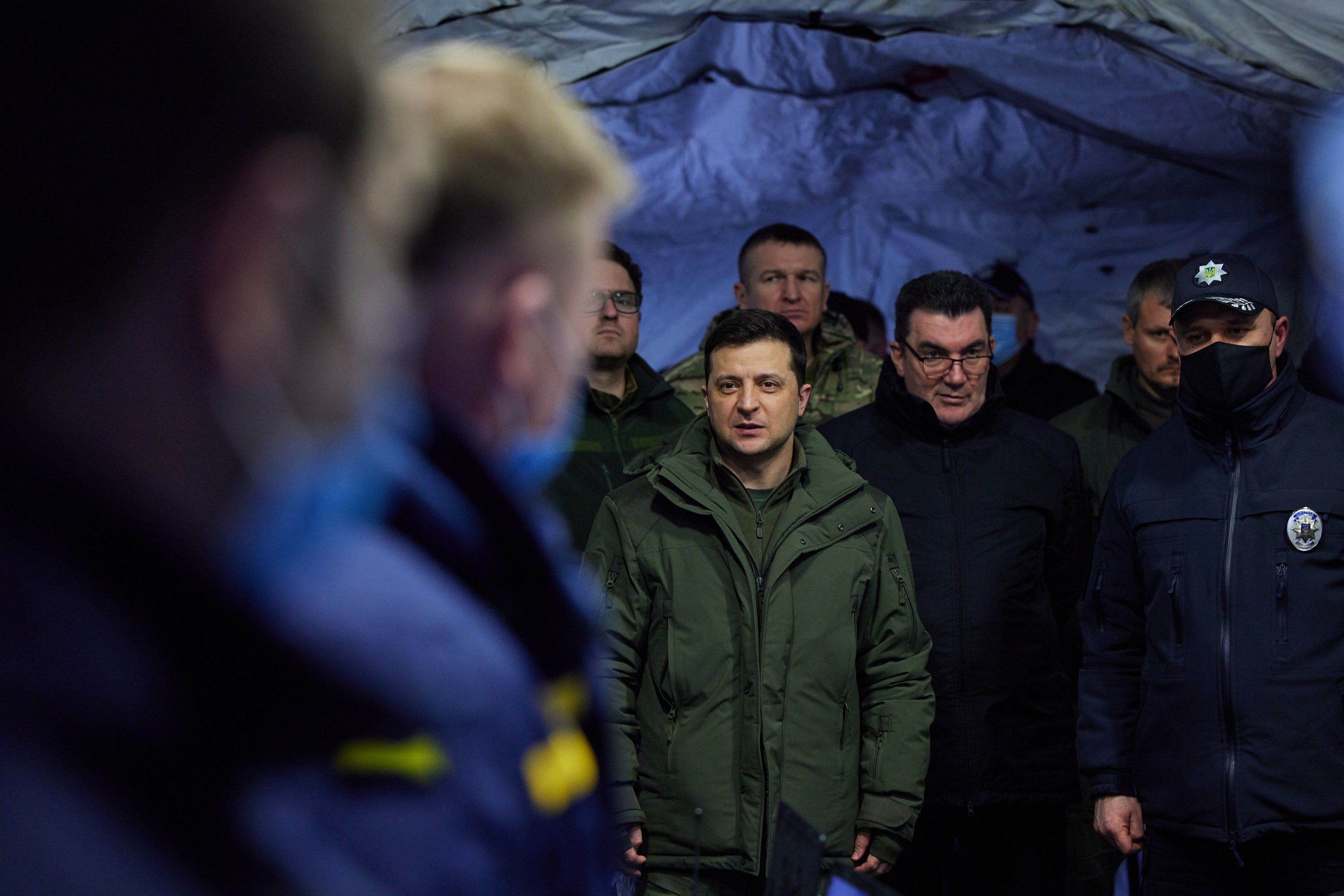 Украины самые свежие 2022 сегодня. Куртка Зеленского Военная. Зеленский в куртке. Зеленский Украина границу. Зеленский в Херсонской области.