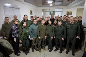 У Маріуполі Президент Володимир Зеленський провів зустріч із військовослужбовцями та правоохоронцями, які захищають суверенітет і територіальну цілісність України, 16 лютого 2022 року.