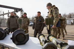Під час робочої поїздки на Донеччину Президент України Володимир Зеленський відвідав передові позиції українських військовослужбовців, де тривають інтенсивні обстріли. Глава держави оглянув зразки новітнього озброєння та військової техніки, передані до підрозділів ЗСУ, 17 лютого 2022 року. 