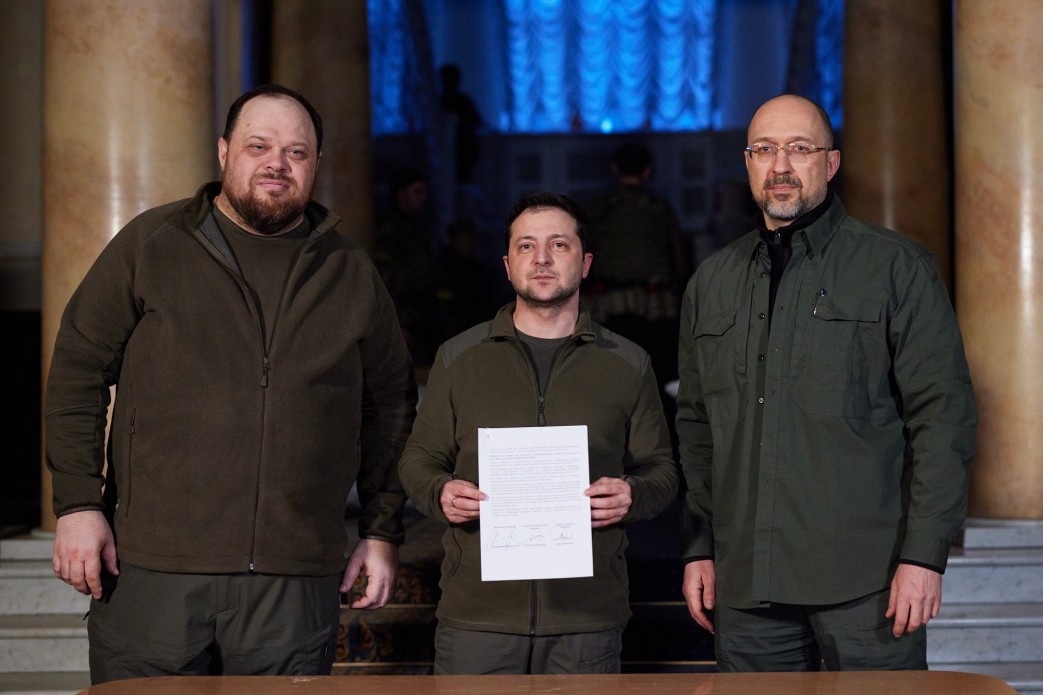 Президент Володимир Зеленський підписав заявку на членство України у Європейському Союзі, 28 лютого 2022 року.