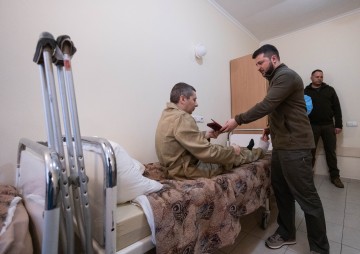 President paid a visit to the wounded border guards at the Main Military Medical Center and presented state awards