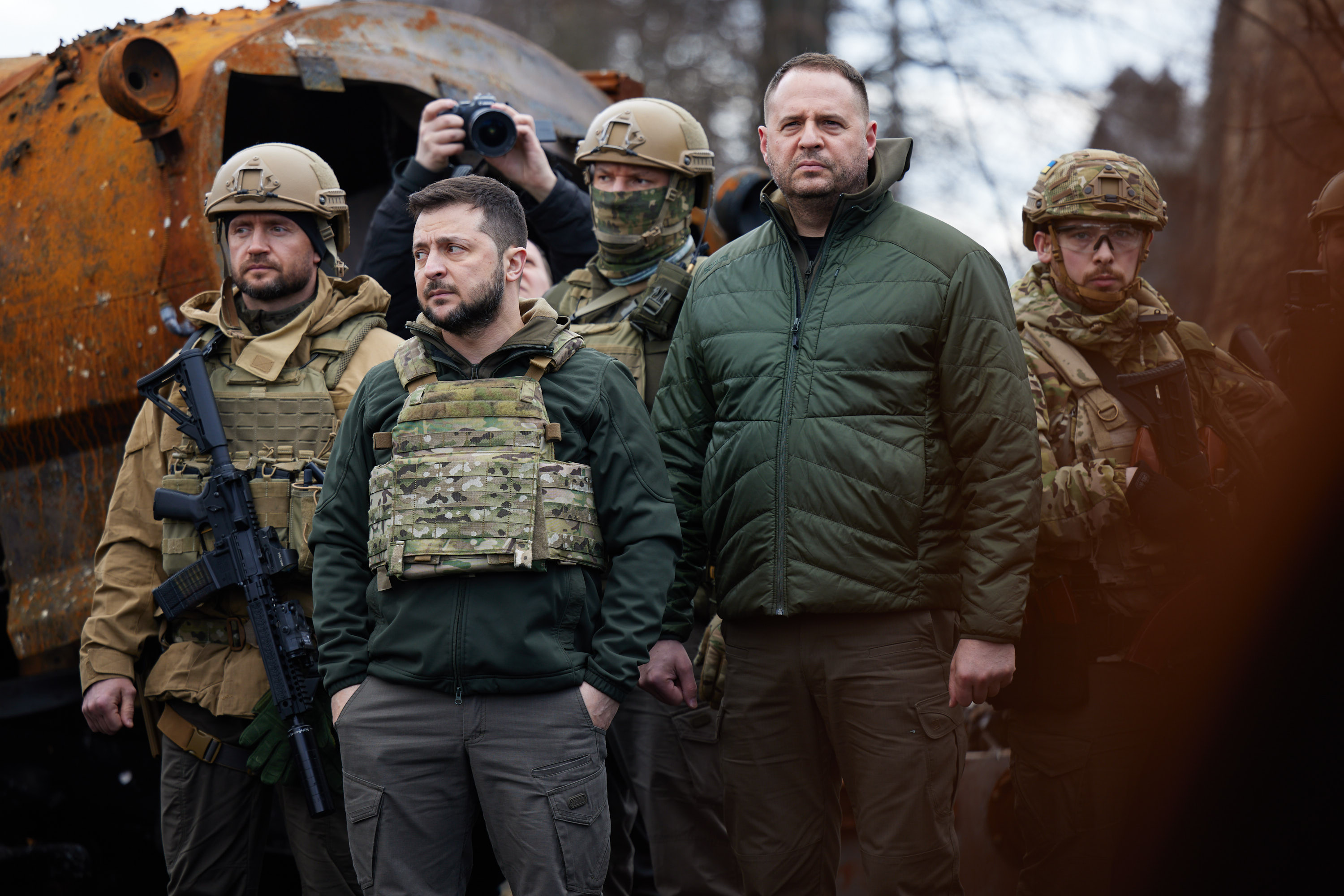 Последние видео. Зеленский в Буче. Зеленский война. Война на Украине русские военные.