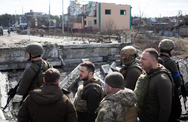 Володимир Зеленський побував у Бучі, де поспілкувався з місцевими мешканцями та журналістами