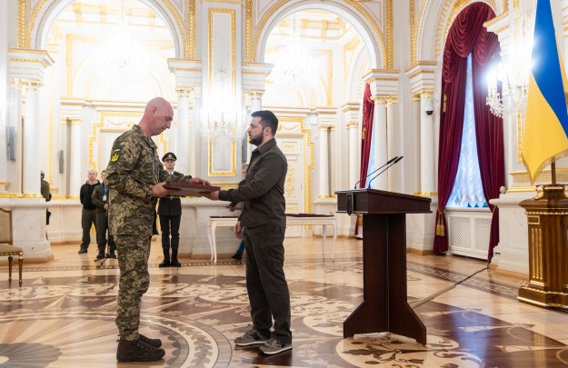 Володимир Зеленський вручив ордени «Золота Зірка» військовослужбовцям ЗСУ та членам родин загиблих Героїв України