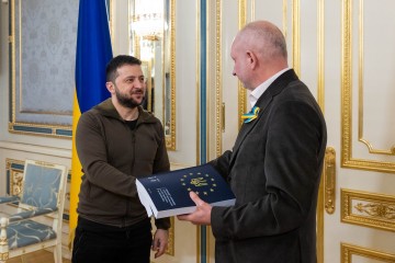 Volodymyr Zelenskyy handed over a completed questionnaire for Ukraine’s obtaining of the EU candidate status to Matti Maasikas