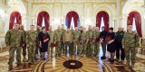 Президент Украины Владимир Зеленский вручил ордена «Золотая Звезда» военнослужащим ВСУ, которым присвоено звание Героя Украины, и членам семей военных, удостоенных этого звания посмертно, 29 апреля 2022 года.