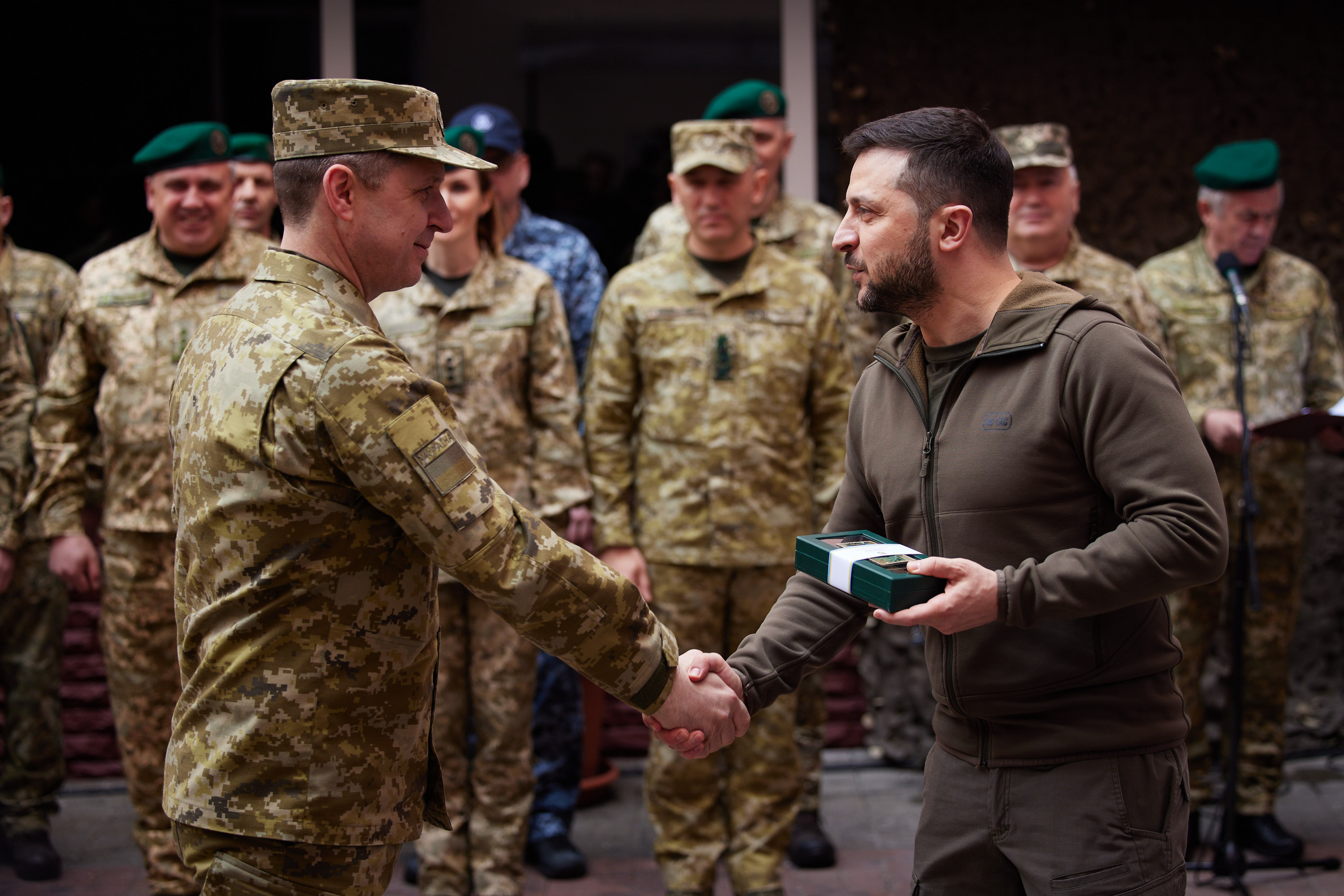 У День прикордонника Президент Володимир Зеленський зустрівся із захисниками державного кордону України та вручив їм нагороди, 30 квітня 2022 року. 