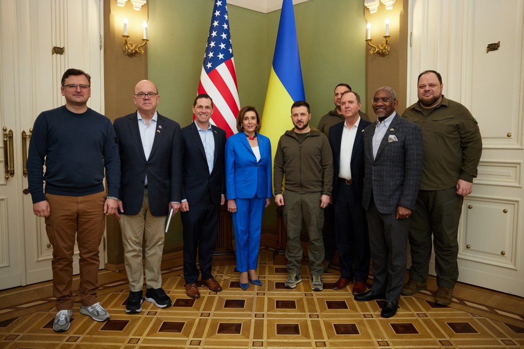 Президент Украины Владимир Зеленский провел встречу со спикером Палаты представителей Конгресса Соединенных Штатов Америки Нэнси Пелоси, которая прибыла в нашу страну с визитом, 30 апреля 2022 года.