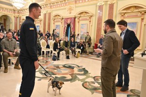 Президент України Володимир Зеленський провів зустріч з Прем’єр-міністром Канади Джастіном Трюдо, який перебуває в нашій країні з візитом. У присутності Джастіна Трюдо Президент вручив державні нагороди українським саперам, які брали участь у розмінуванні. Серед нагороджених – пес Патрон, якого його господар навчив піротехнічної роботи, 8 травня 2022 року.