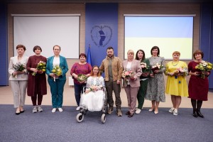 З нагоди Міжнародного дня медичної сестри Президент України Володимир Зеленський вручив державні нагороди медпрацівницям, які з перших днів повномасштабного російського вторгнення надають допомогу пораненим військовослужбовцям та цивільним, 12 травня 2022 року. 