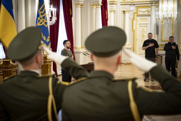 Президент вручив нагороди військовослужбовцям, яким присвоєно звання Героя України